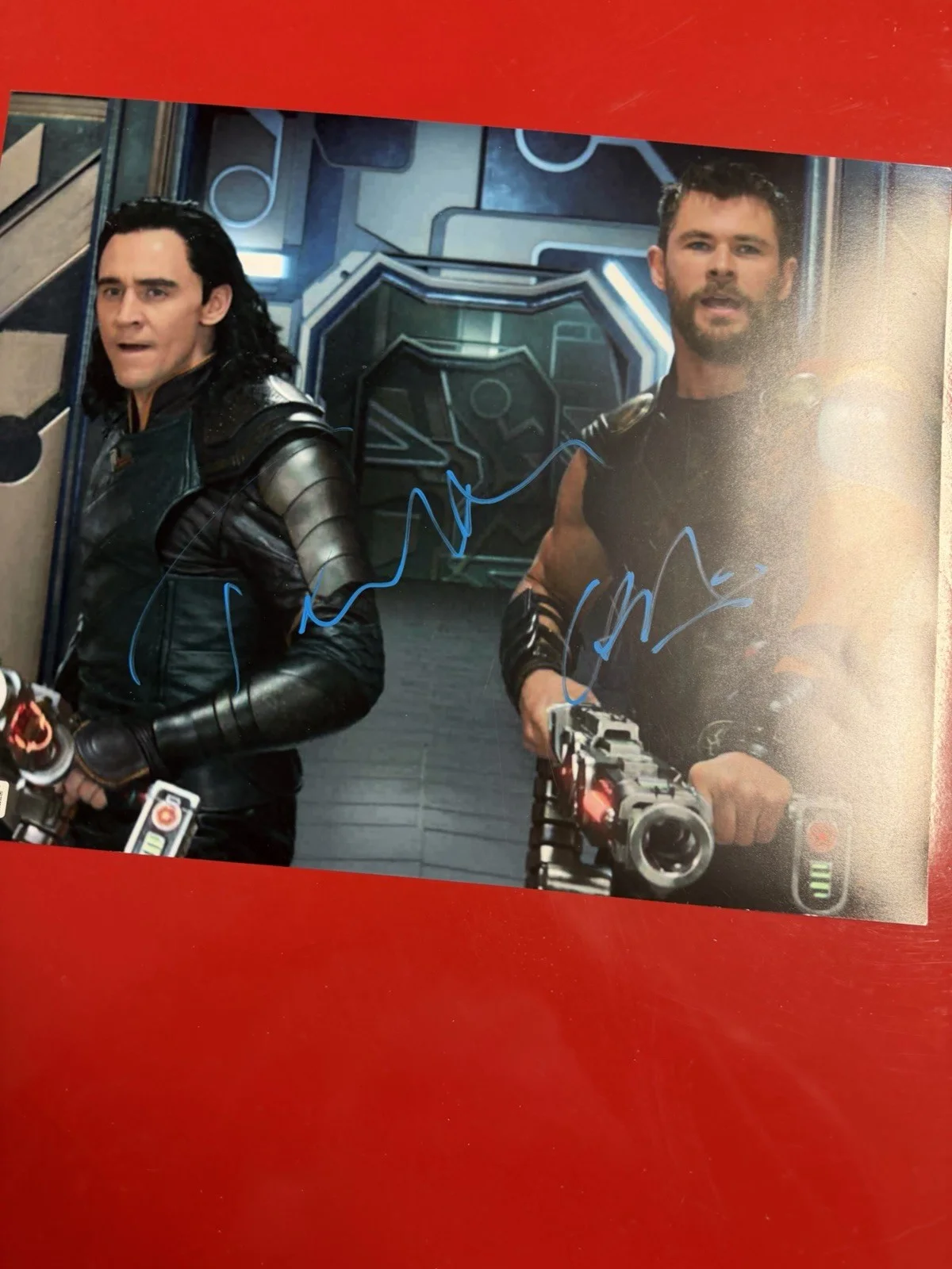Chris Hemsworth Tom Hiddleston Signed 11x14 Photo Thor Loki Marvel Beckett COA, image 2