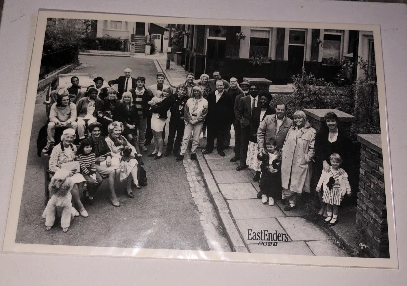 Evwryone in the Photograpb — EastEnders TV Show Full Cast Photo Pre-Signed Printed Autographs 1990s, изображение 3