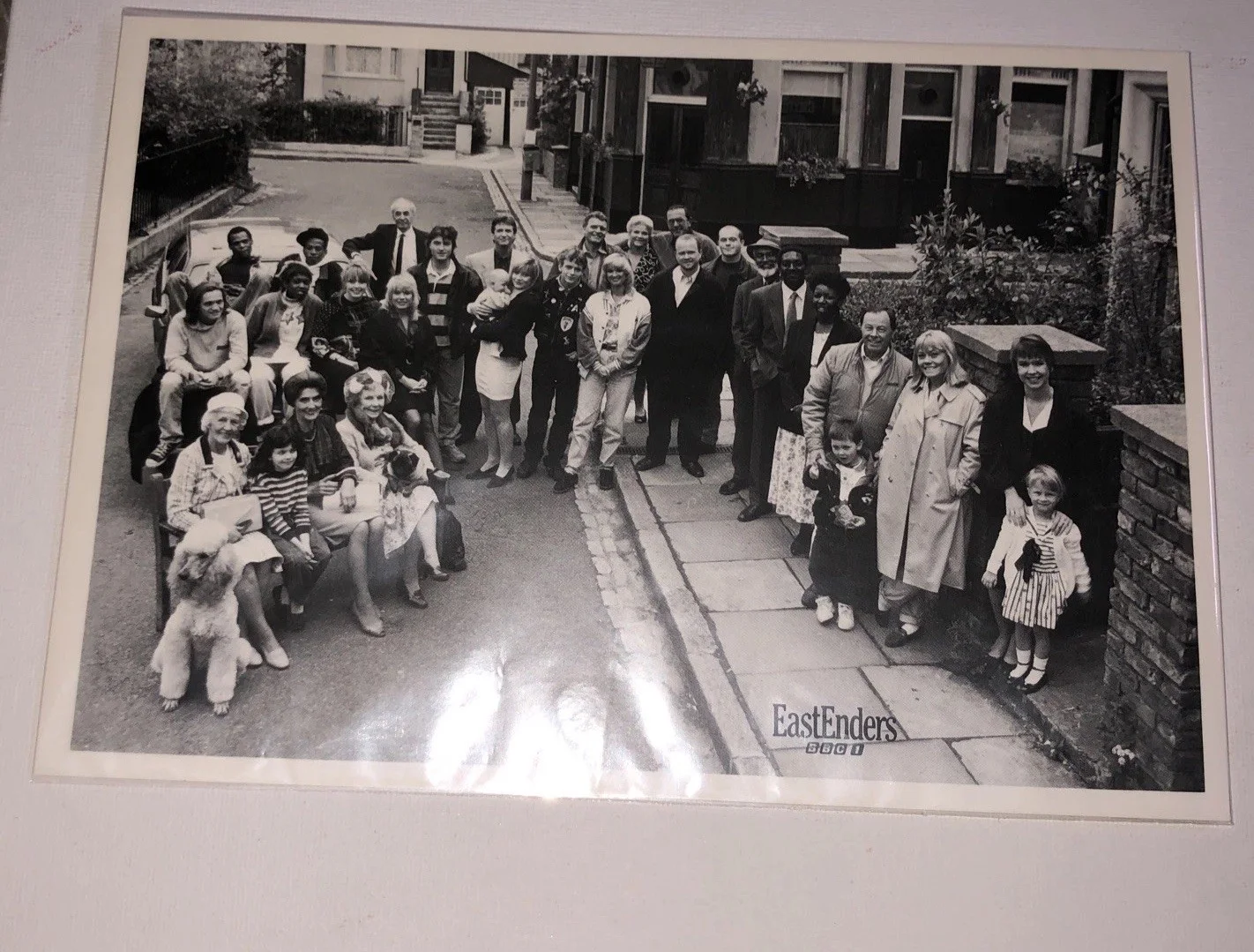 Evwryone in the Photograpb — EastEnders TV Show Full Cast Photo Pre-Signed Printed Autographs 1990s, изображение 4