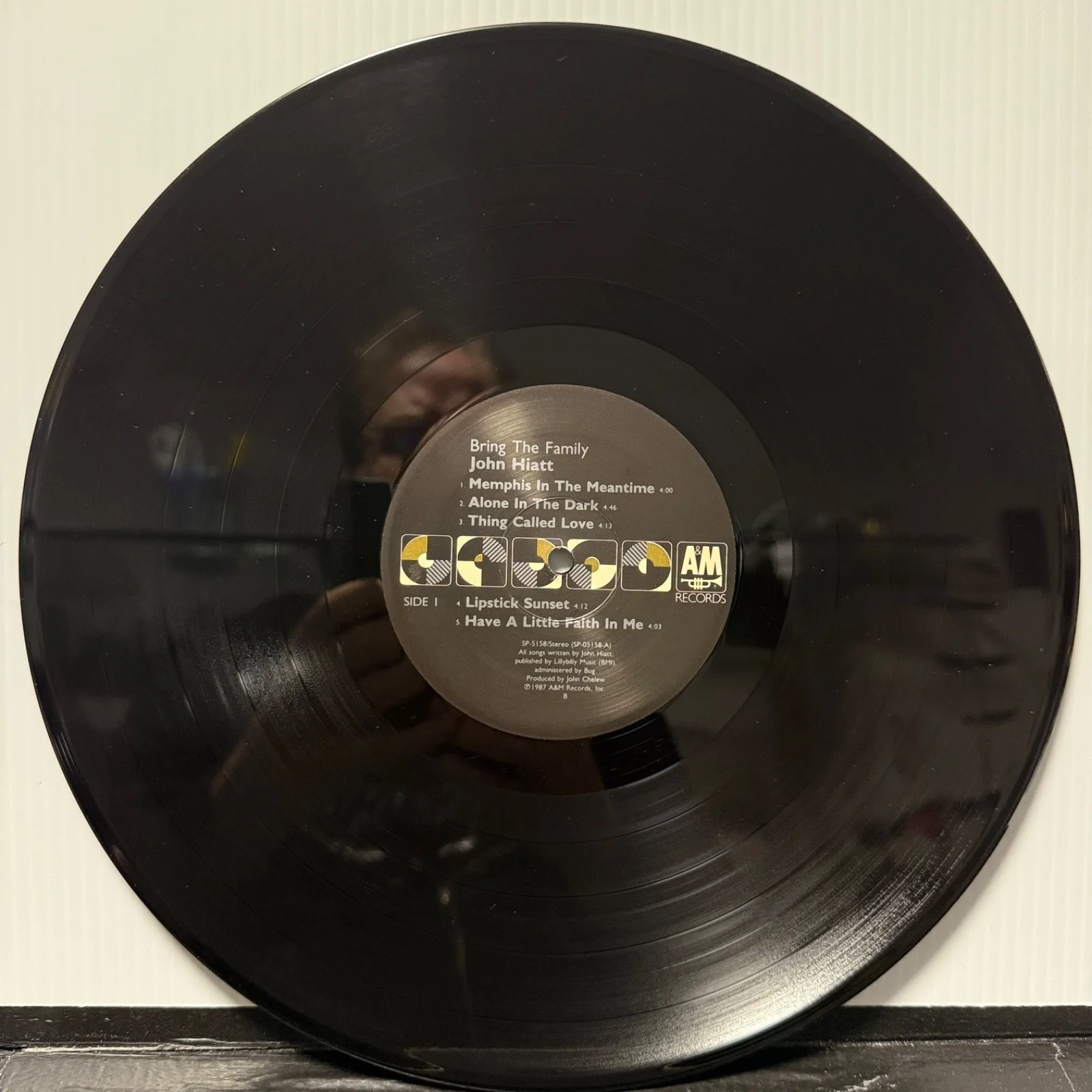 AUTOGRAPHED - JOHN HIATT "Ask The Family" A&M vinyl SP 5158 with inner sleeve NM, изображение 4
