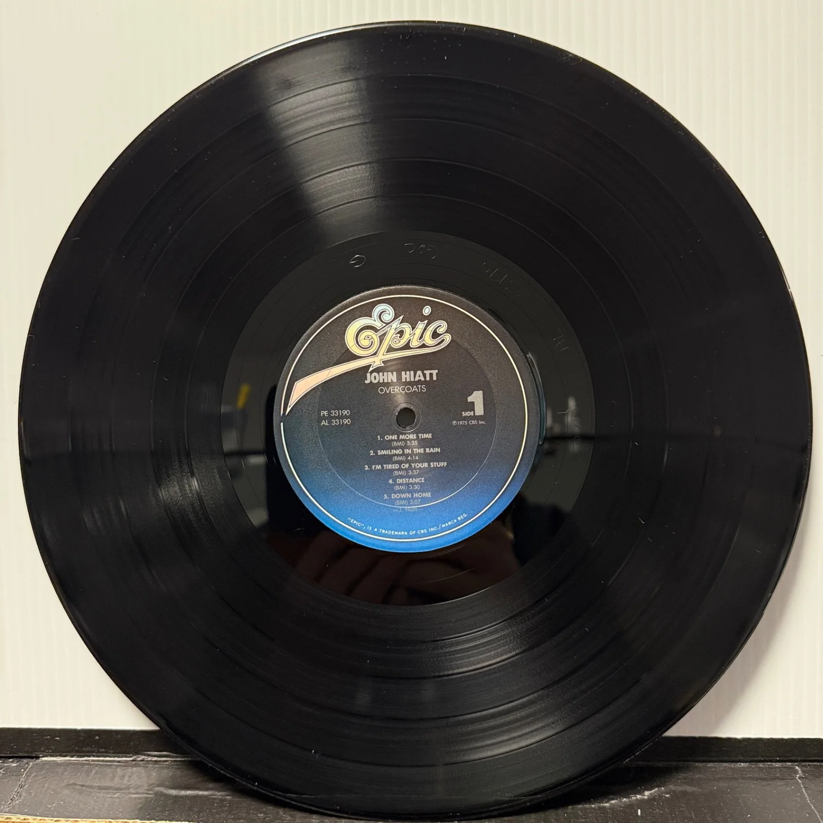 AUTOGRAPHED - JOHN HIATT "Overcoats" vinyl LP EPIC PE 33190 reissue Carrollton, изображение 4