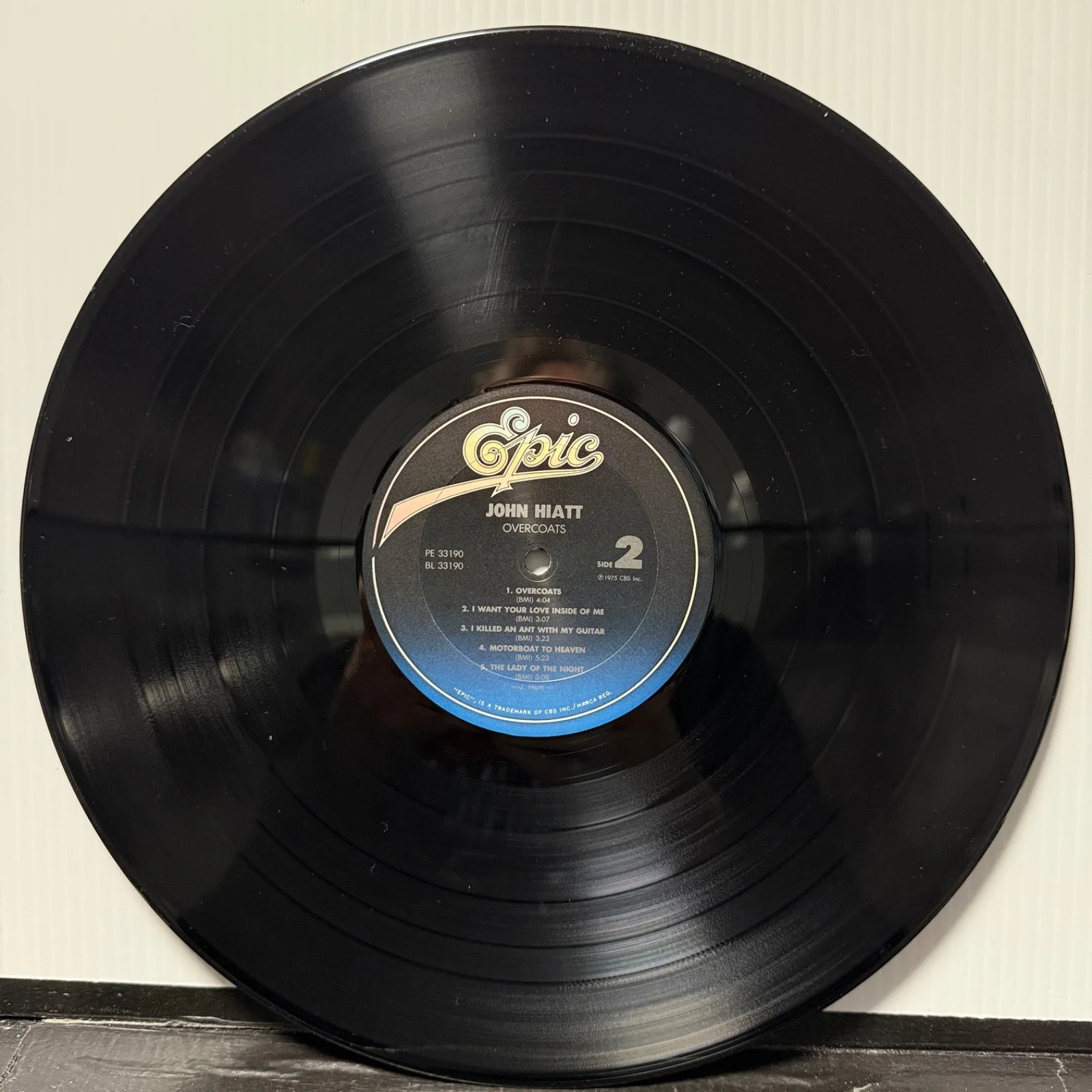 AUTOGRAPHED - JOHN HIATT "Overcoats" vinyl LP EPIC PE 33190 reissue Carrollton, изображение 5