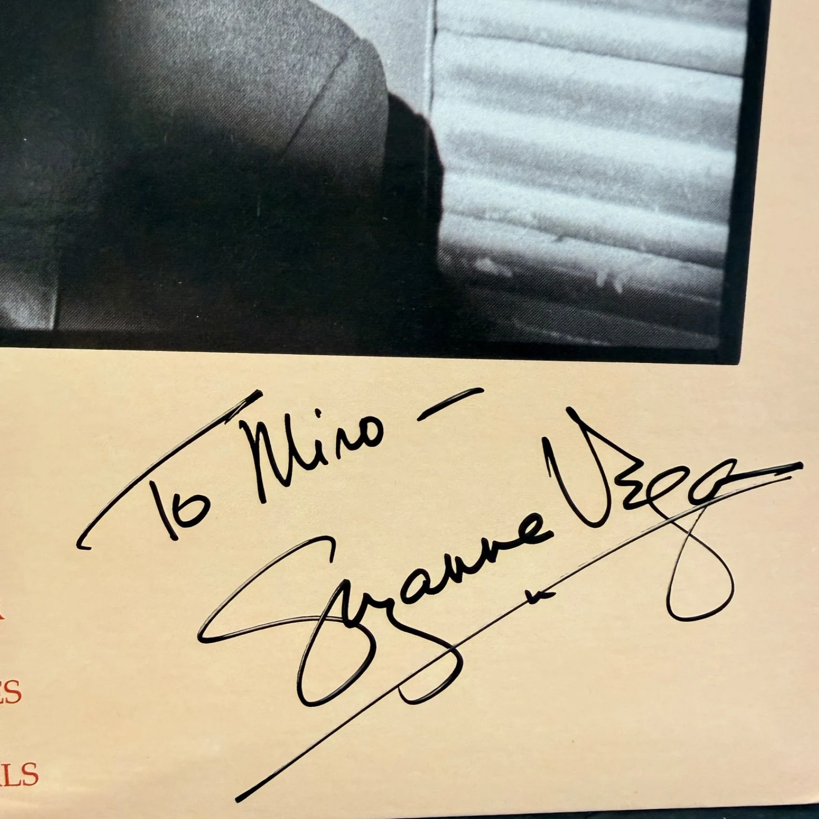 AUTOGRAPHED - SUZANNE VEGA (self titled) A&M SP-6-5072 w Seattle Times 85 story, изображение 2