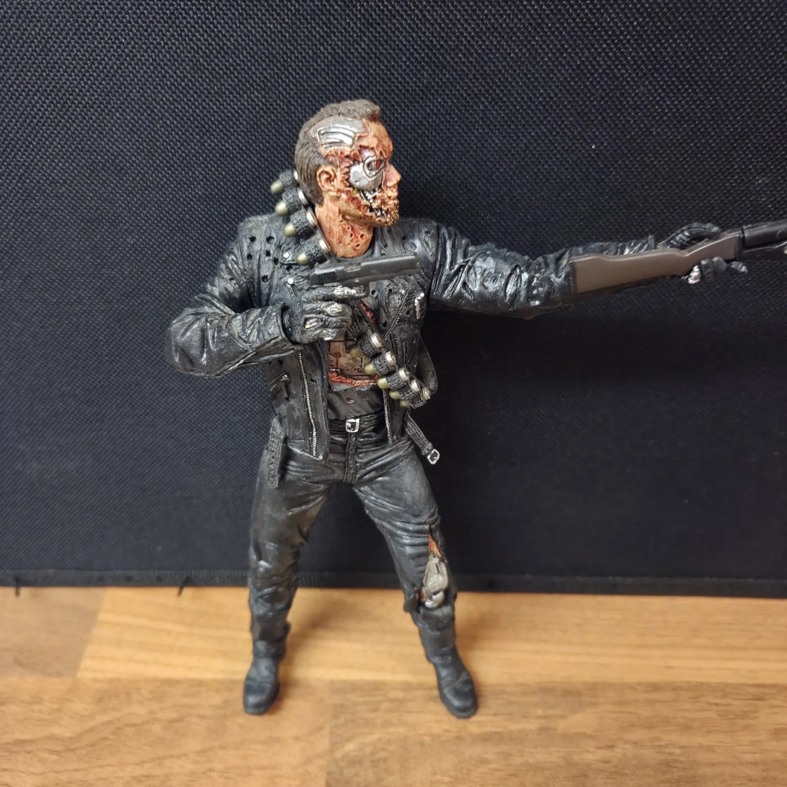 Rare McFarlane Movie Maniacs Series 4: Terminator 2 Battle Damaged T-800 Figure, изображение 2