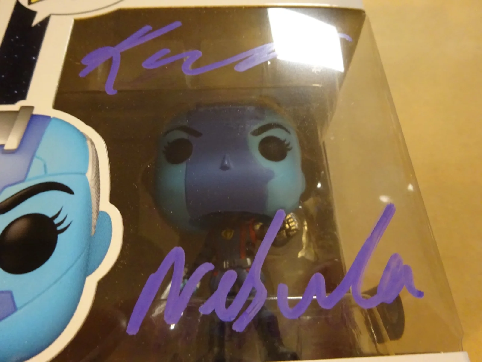 Karen Gillan — Signed Karen Gillan Nebula Guardians Of The Galaxy Funko Pop SWAU COA, изображение 4