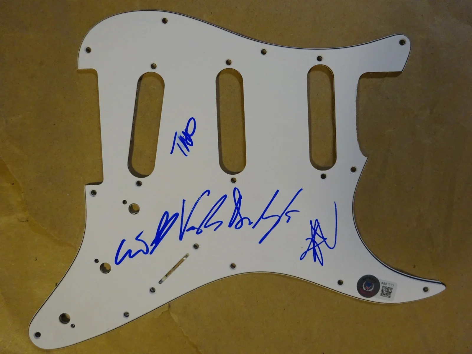Signed Maneskin Pick Guard Autographed by Victoria De Angelis +3 BAS COA LOA, изображение 2