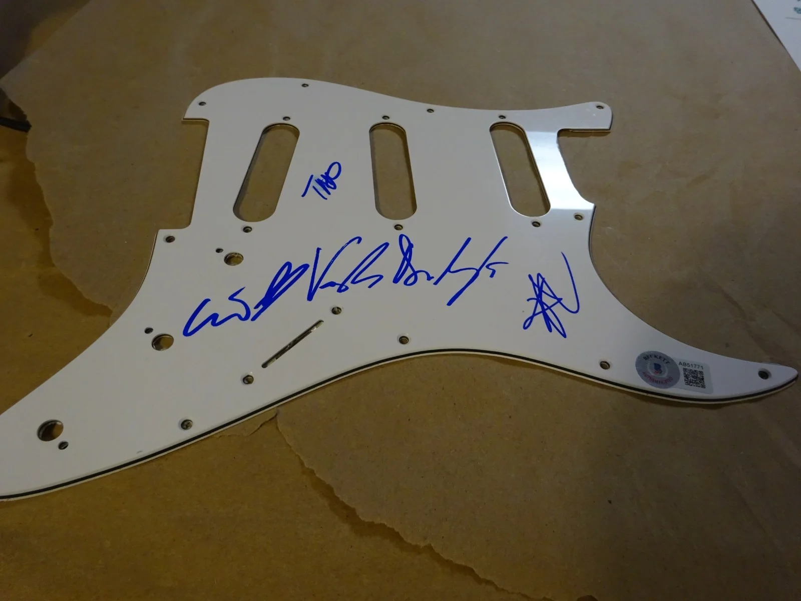 Signed Maneskin Pick Guard Autographed by Victoria De Angelis +3 BAS COA LOA, изображение 3
