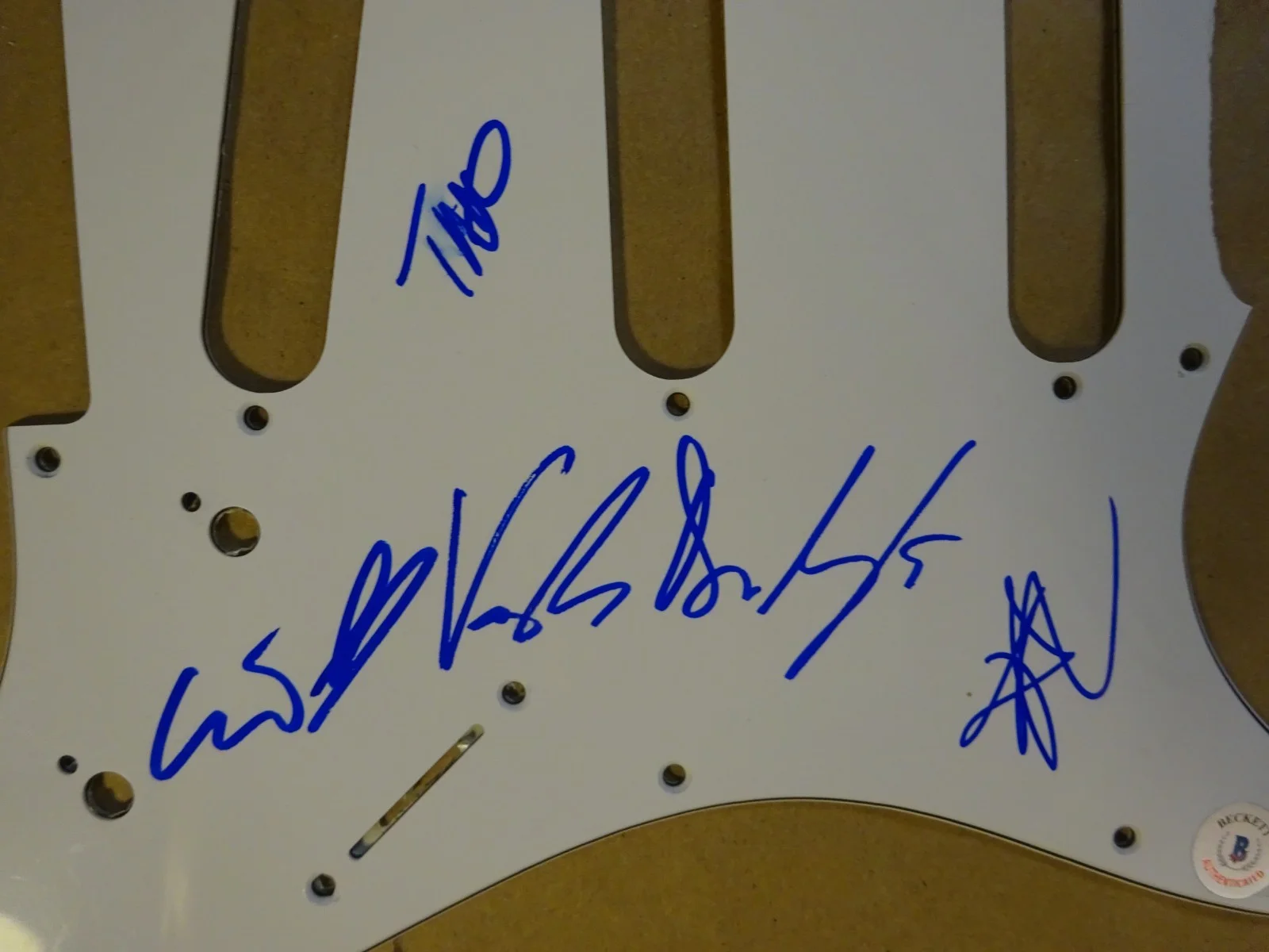 Signed Maneskin Pick Guard Autographed by Victoria De Angelis +3 BAS COA LOA, изображение 4
