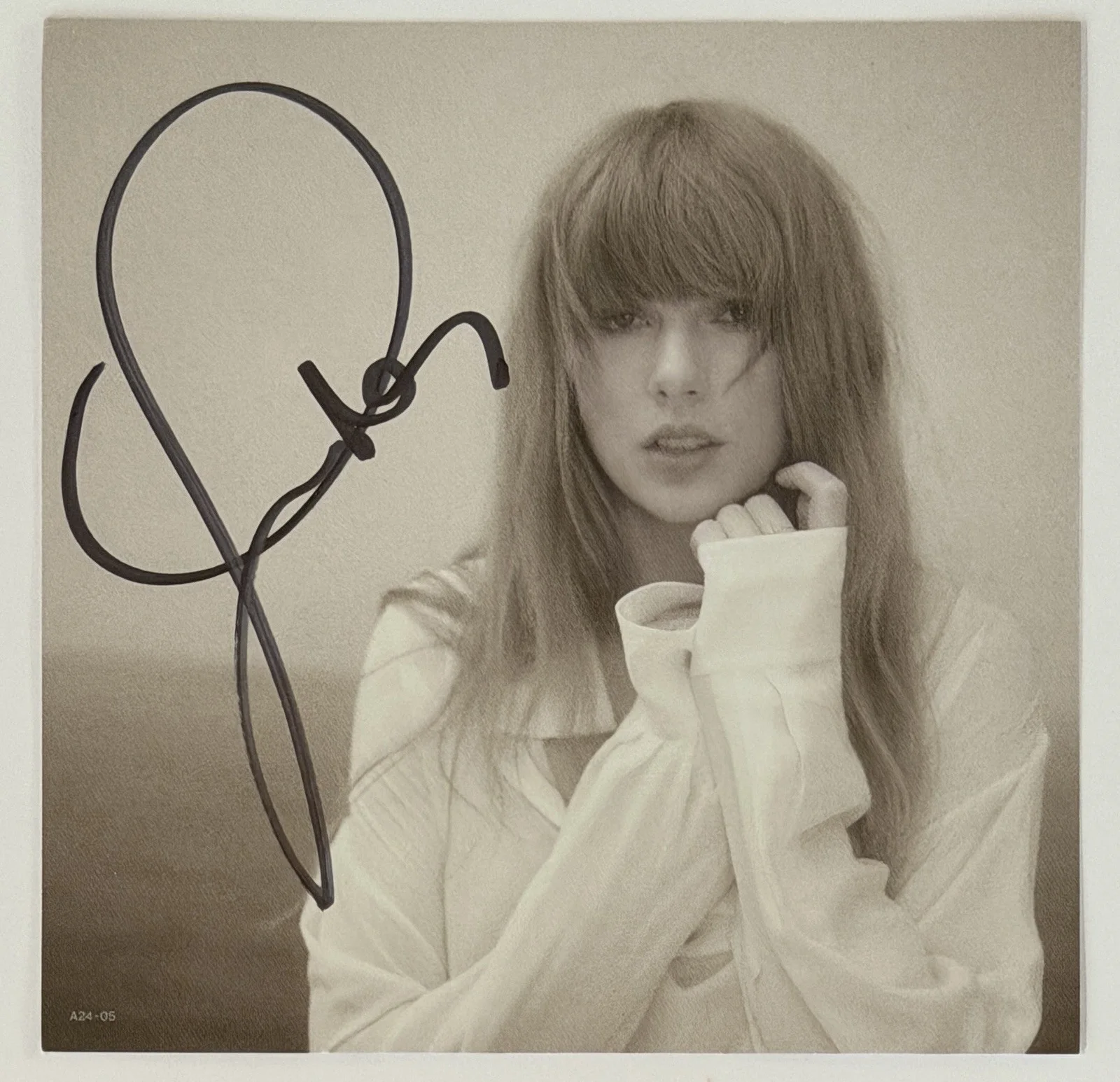 SIGNED TAYLOR SWIFT TTPD TORTURED POETS DEPT LONG SIGNATURE & CD PSA DNA COA, изображение 2