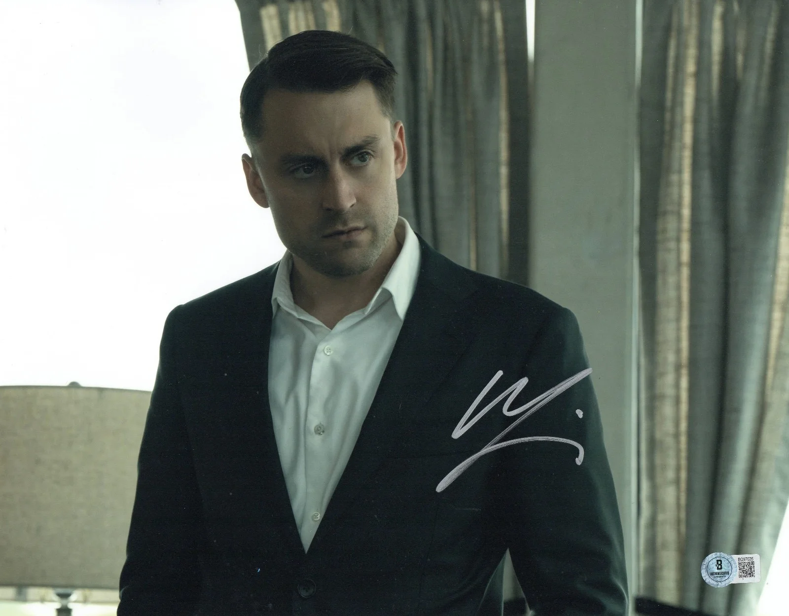 KIERAN CULKIN — KIERAN CULKIN SIGNED AUTOGRAPH SUCCESSION 11X14 PHOTO BAS BECKETT