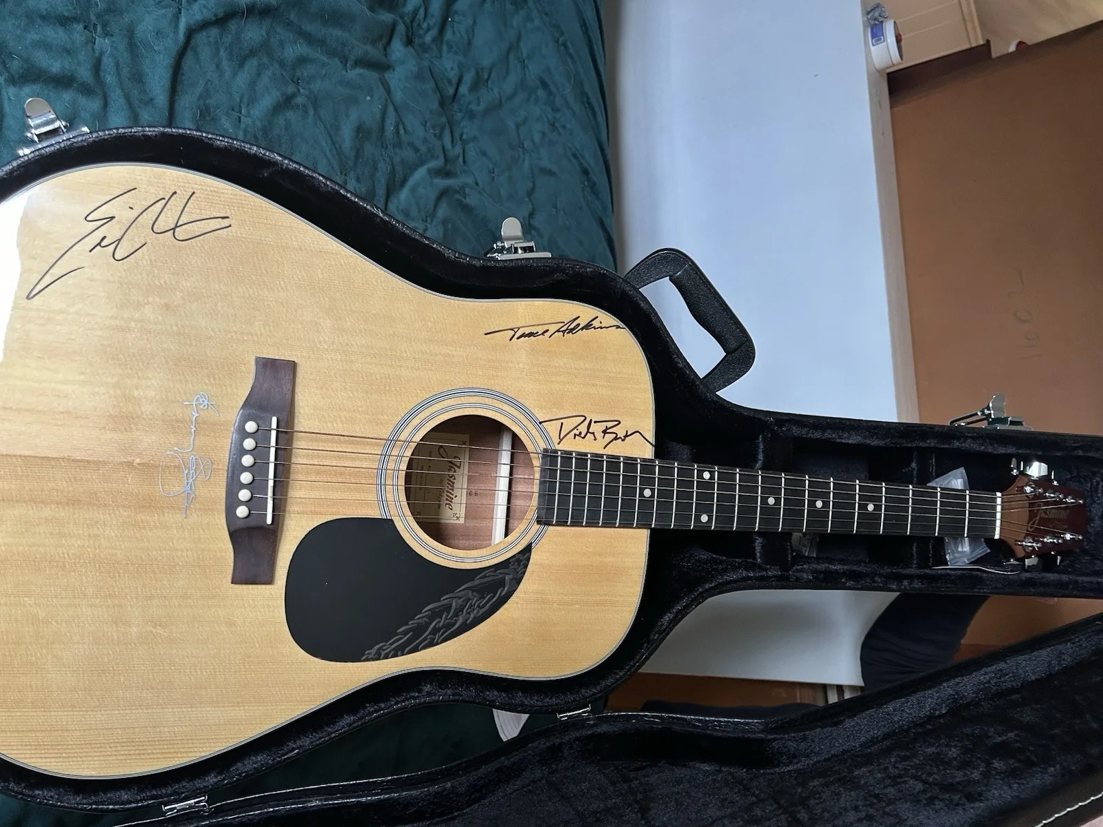 Signed Jasmine Guitar By Kenny Rogers, Trace Adkins, Dierks Bentley & Eric Churc, изображение 2
