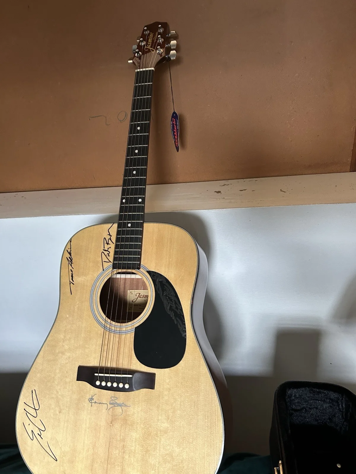 Signed Jasmine Guitar By Kenny Rogers, Trace Adkins, Dierks Bentley & Eric Churc, изображение 3
