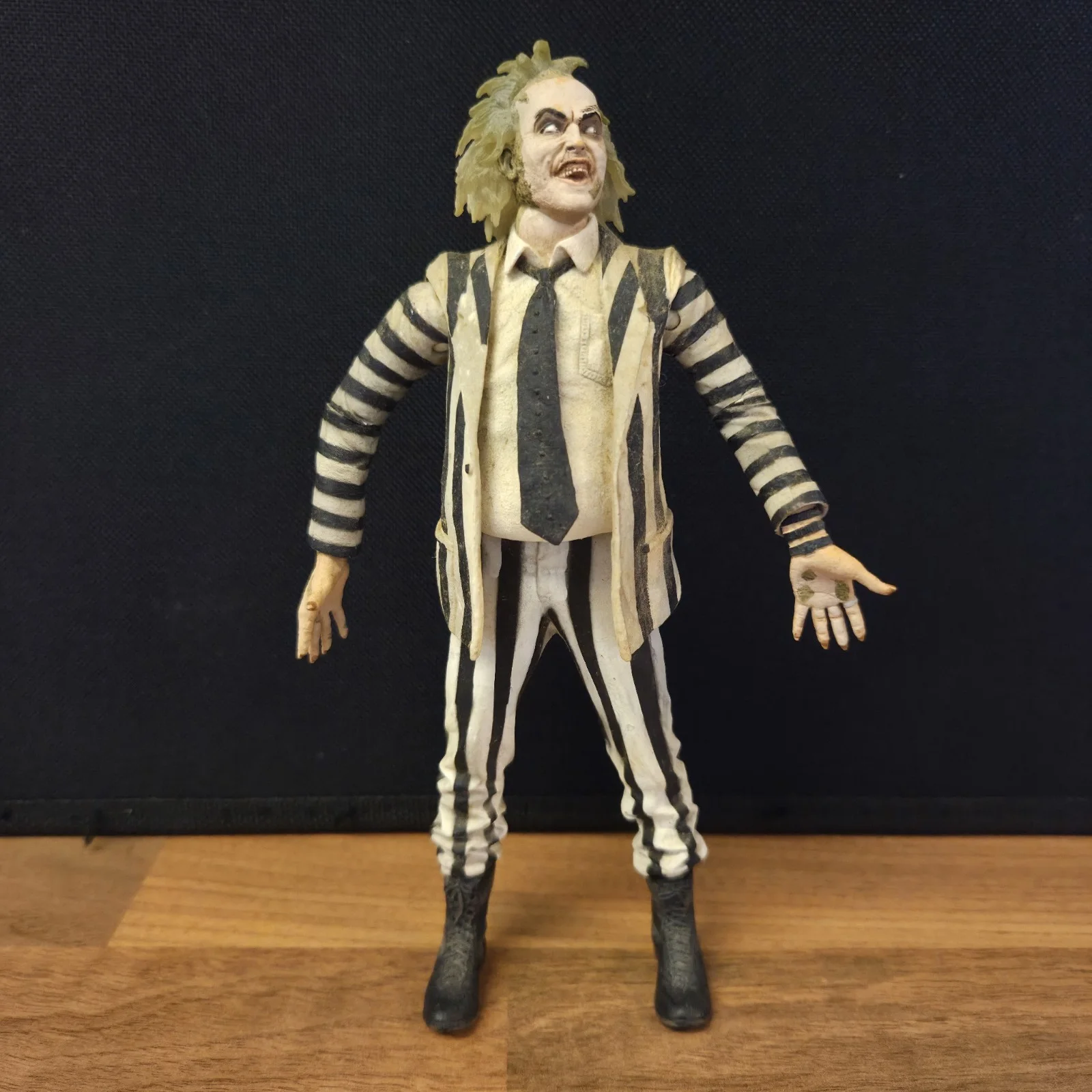 Neca Beetlejuice (1988) Striped Suit 7" Scale Action Figure, image 2