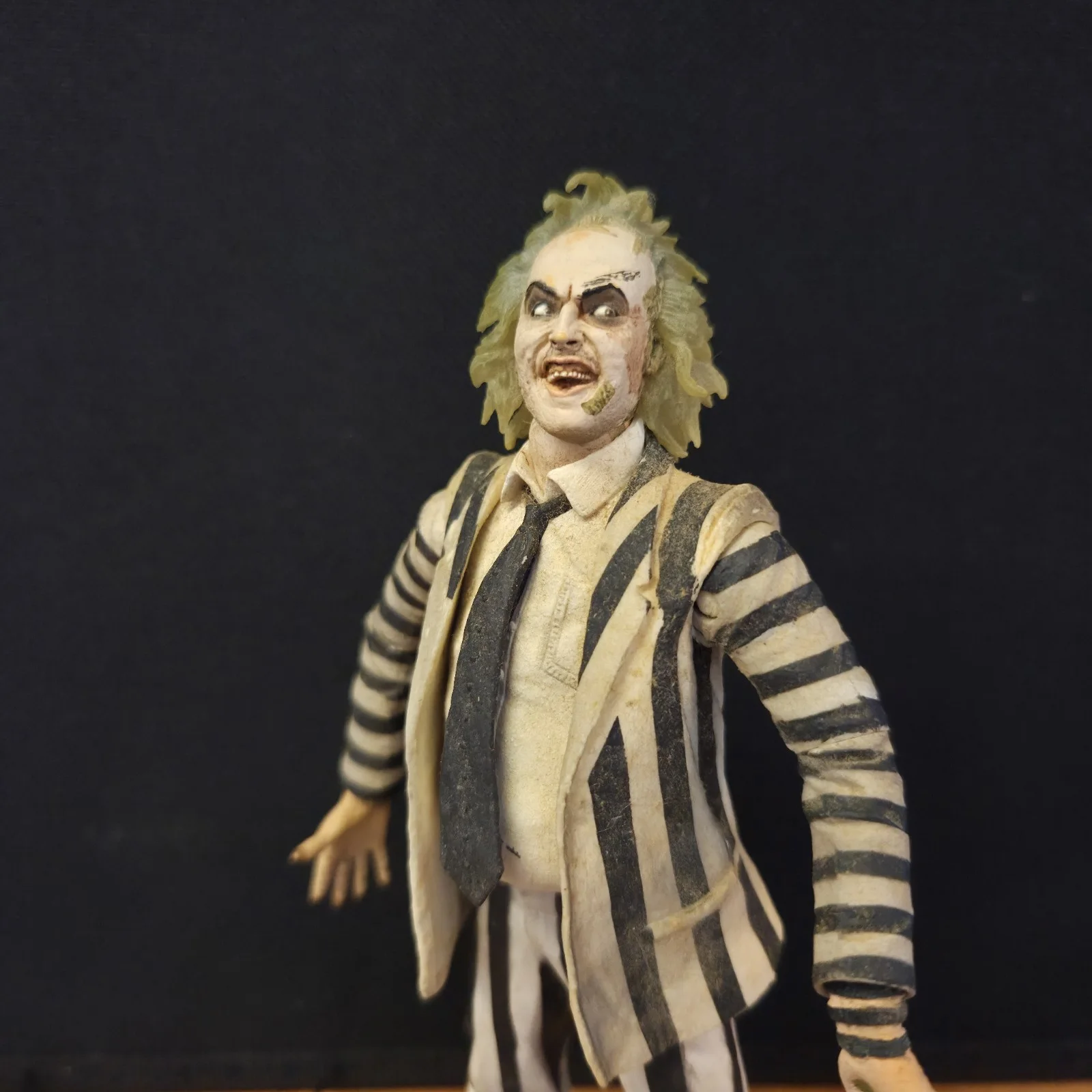 Neca Beetlejuice (1988) Striped Suit 7" Scale Action Figure, image 3