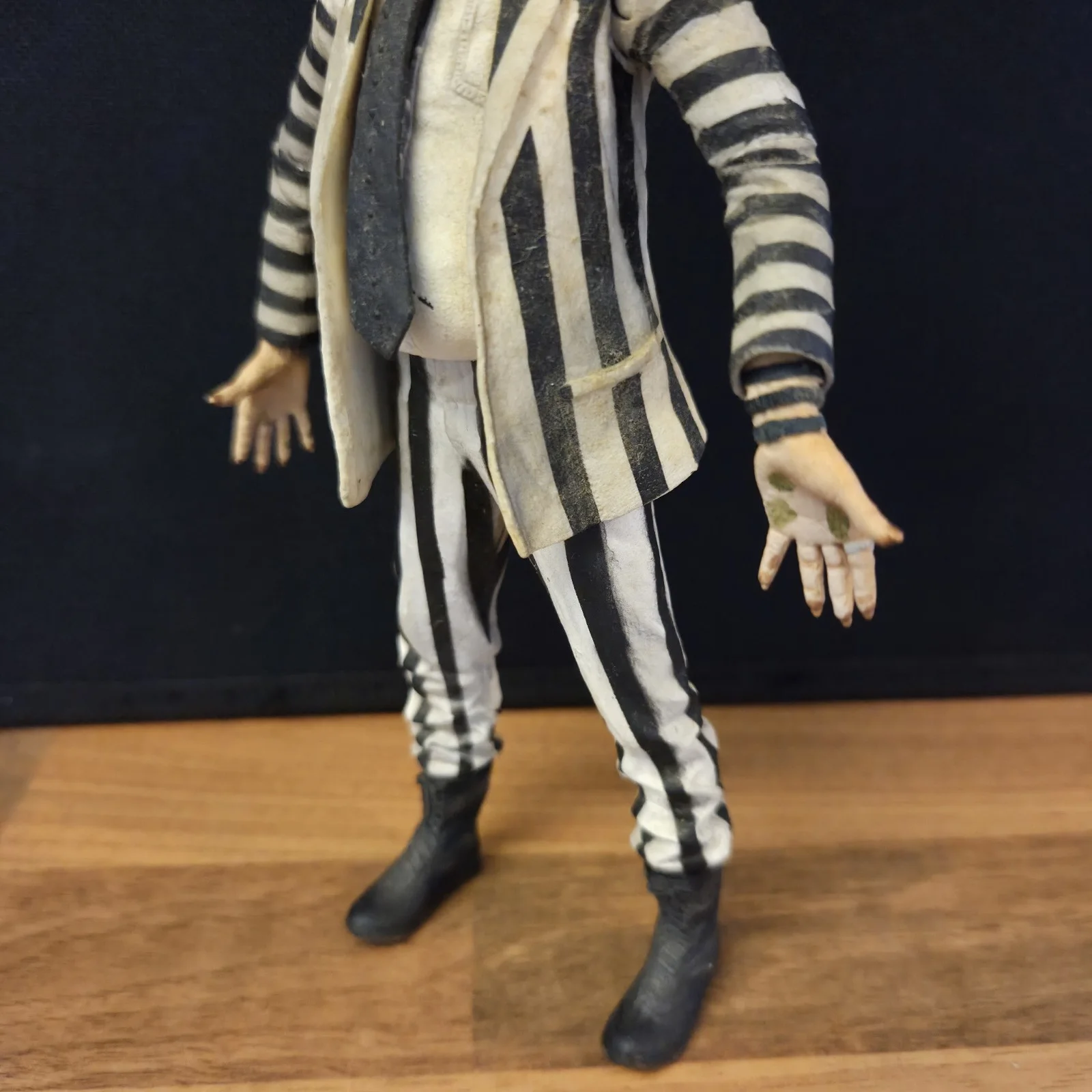 Neca Beetlejuice (1988) Striped Suit 7" Scale Action Figure, image 4