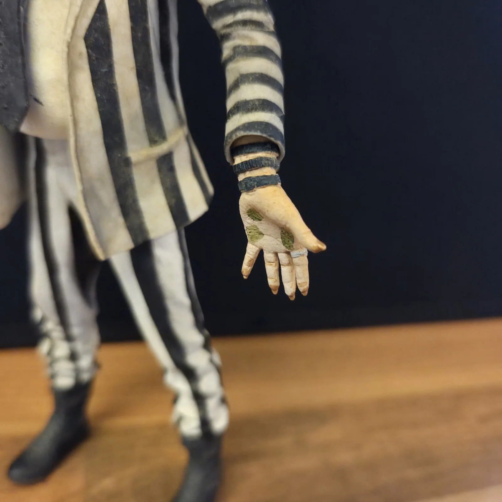 Neca Beetlejuice (1988) Striped Suit 7" Scale Action Figure, image 5