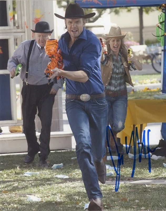 Joel McHale — Joel McHale signed Community 8x10 photo Jeff Winger