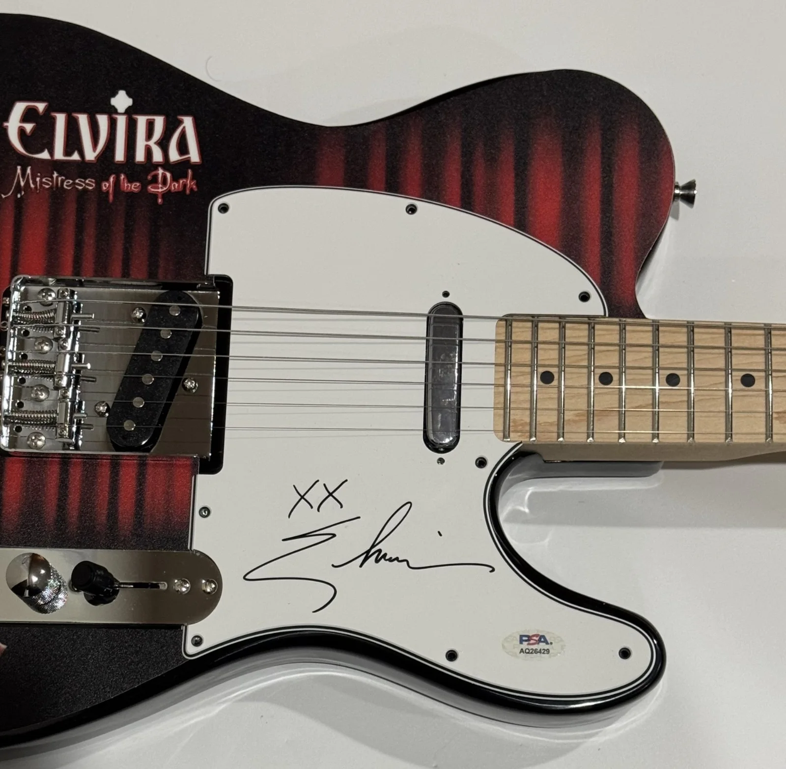 ELVIRA SIGNED CUSTOM GUITAR THE MISTRESS OF THE DARK CASSANDRA PETERSON PSA COA, изображение 2