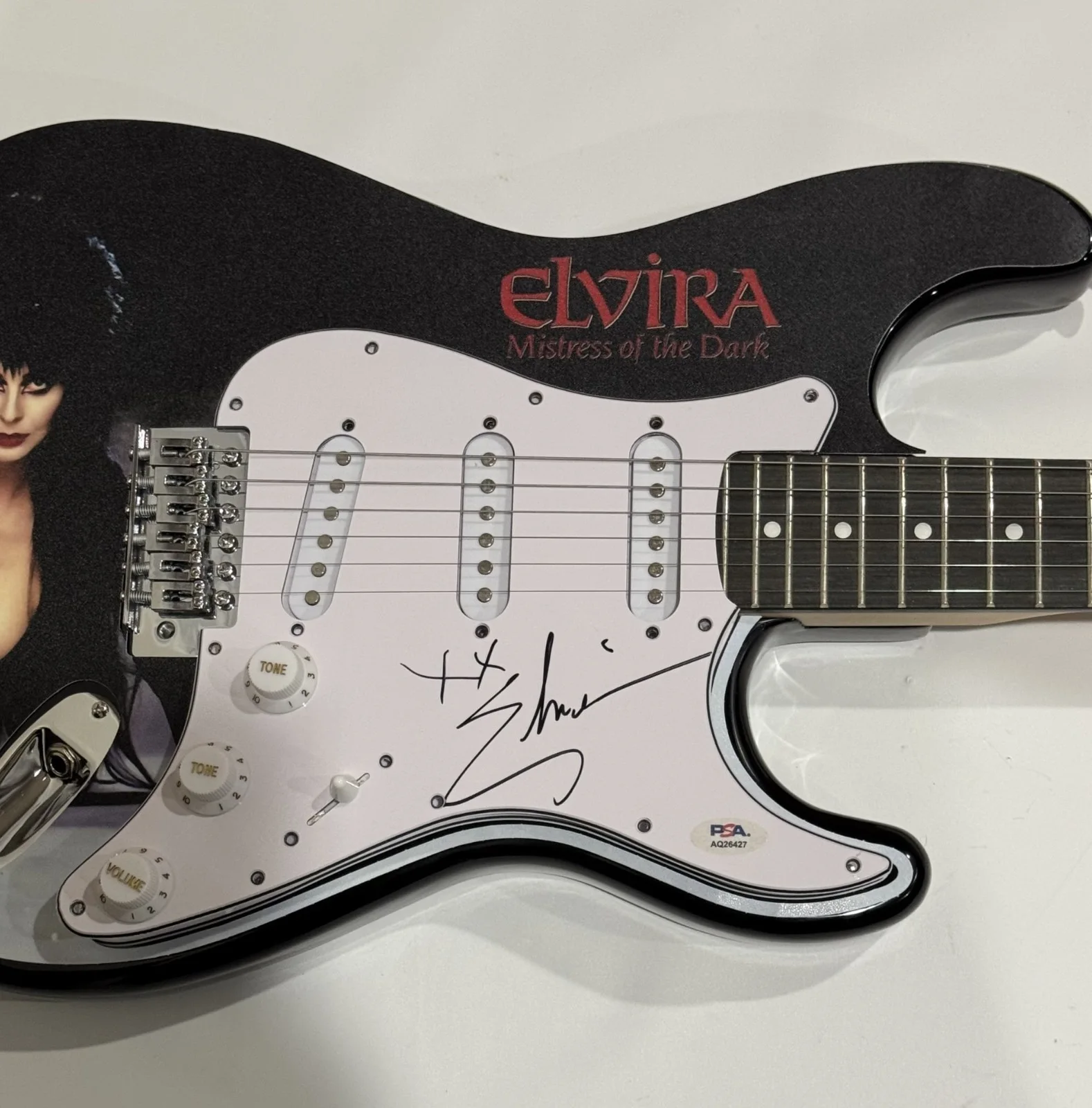 ELVIRA SIGNED CUSTOM GUITAR THE MISTRESS OF THE DARK CASSANDRA PETERSON PSA COA, изображение 2