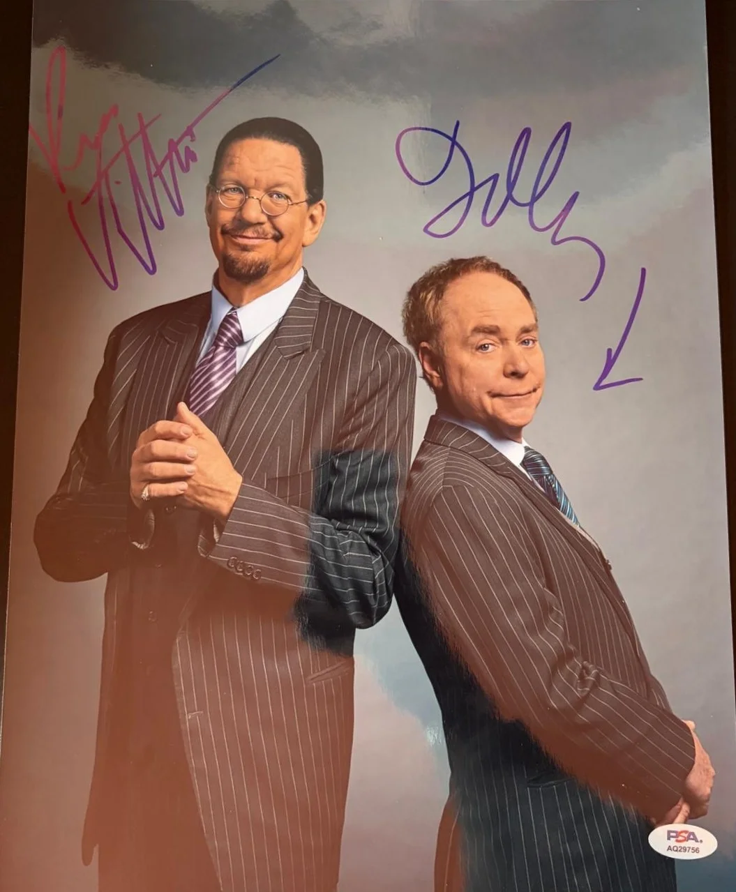 PENN JILLETTE & RAYMOND TELLER — PENN & TELLER SIGNED AUTOGRAPH 11X14 PHOTO JILLETTE RAYMOND LAS VEGAS MAGIC PSA