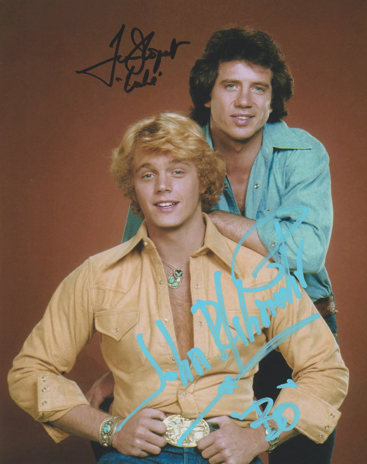 JOHN SCHNEIDER & TOM WOPAT — JOHN SCHNEIDER & TOM WOPAT DUKES OF HAZZARD SIGNED 8X10 COLOR PHOTO AUTOGRAPH