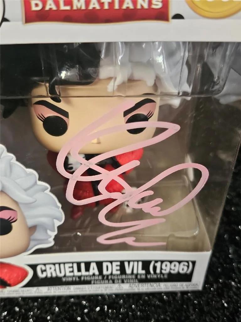 CRUELLA DE VIL — GLENN CLOSE SIGNED AUTOGRAPHED FUNKO POP 1662 CRUELLA DE VIL 101 DALMATIANS COA, image 2