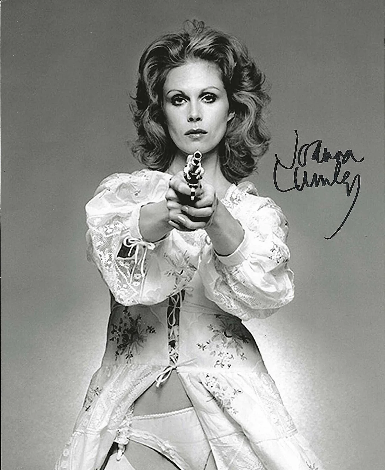 JOANNA LUMLEY — JOANNA LUMLEY HAND SIGNED PHOTO 8x10 B/W PURDY THE NEW AVENGERS 1970'S