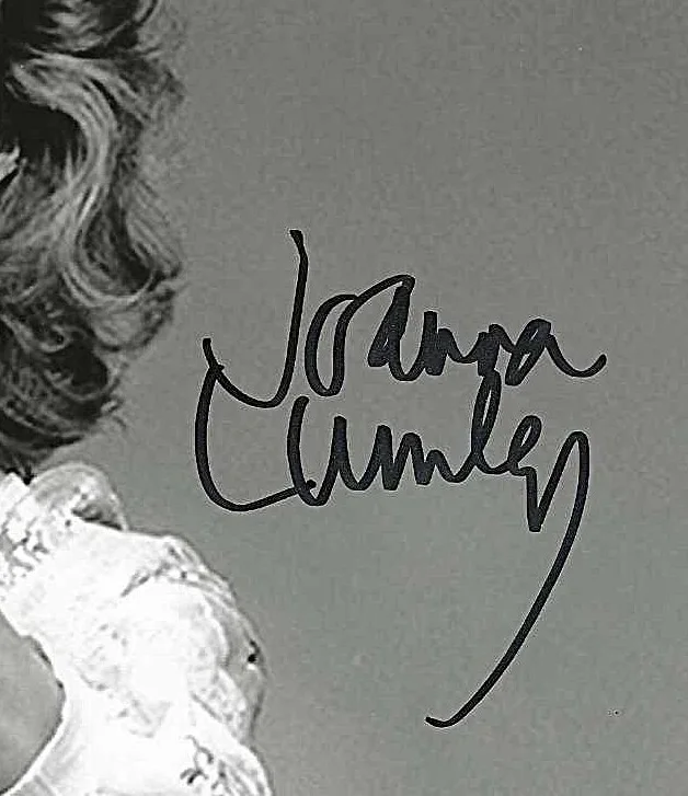 JOANNA LUMLEY — JOANNA LUMLEY HAND SIGNED PHOTO 8x10 B/W PURDY THE NEW AVENGERS 1970'S, изображение 2