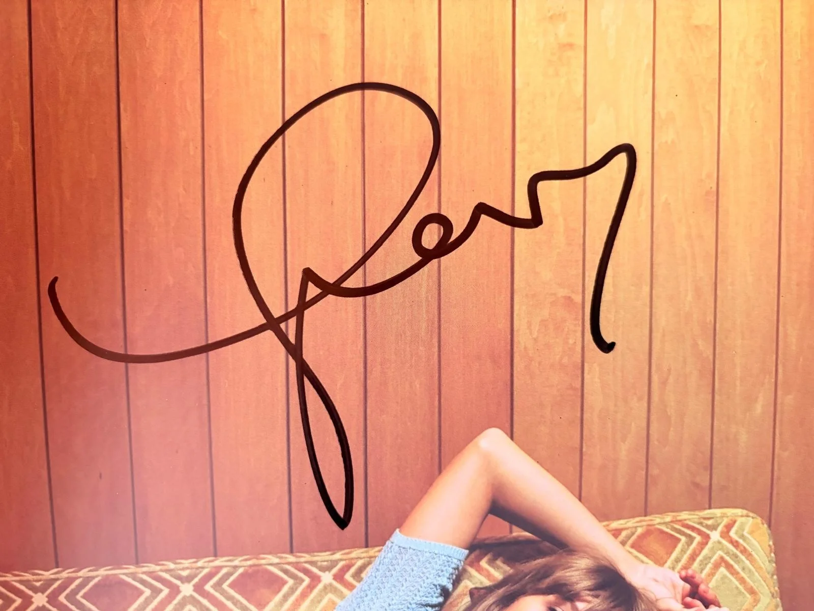 Taylor Swift — TAYLOR SWIFT SIGNED AUTOGRAPHED 12X12 ALBUM FLAT MIDNIGHTS ANTI-HERO RARE PSA A, изображение 2
