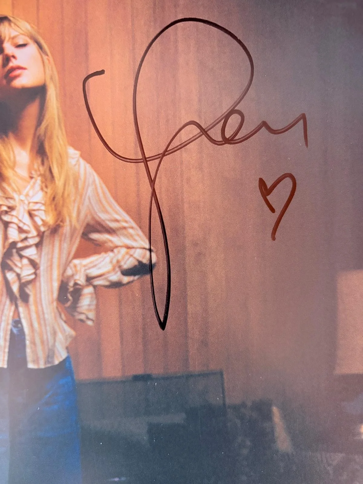 Taylor Swift — TAYLOR SWIFT SIGNED AUTOGRAPHED 12X12 ALBUM FLAT MIDNIGHTS ANTI-HERO RARE PSA D, изображение 2