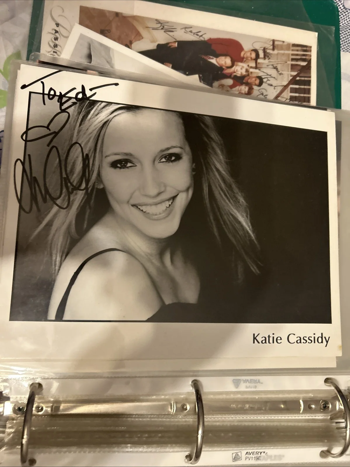 Katie Cassidy — Katie Cassidy Autographed 8 X 10 Black-And-White Photo, изображение 2