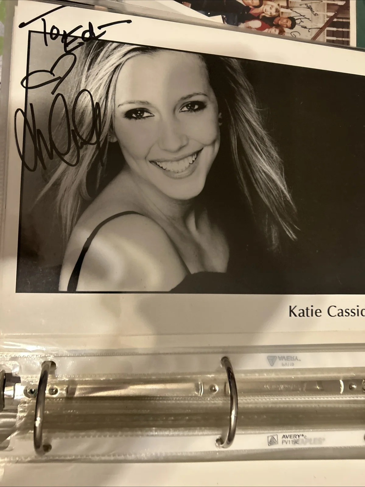 Katie Cassidy — Katie Cassidy Autographed 8 X 10 Black-And-White Photo, изображение 3