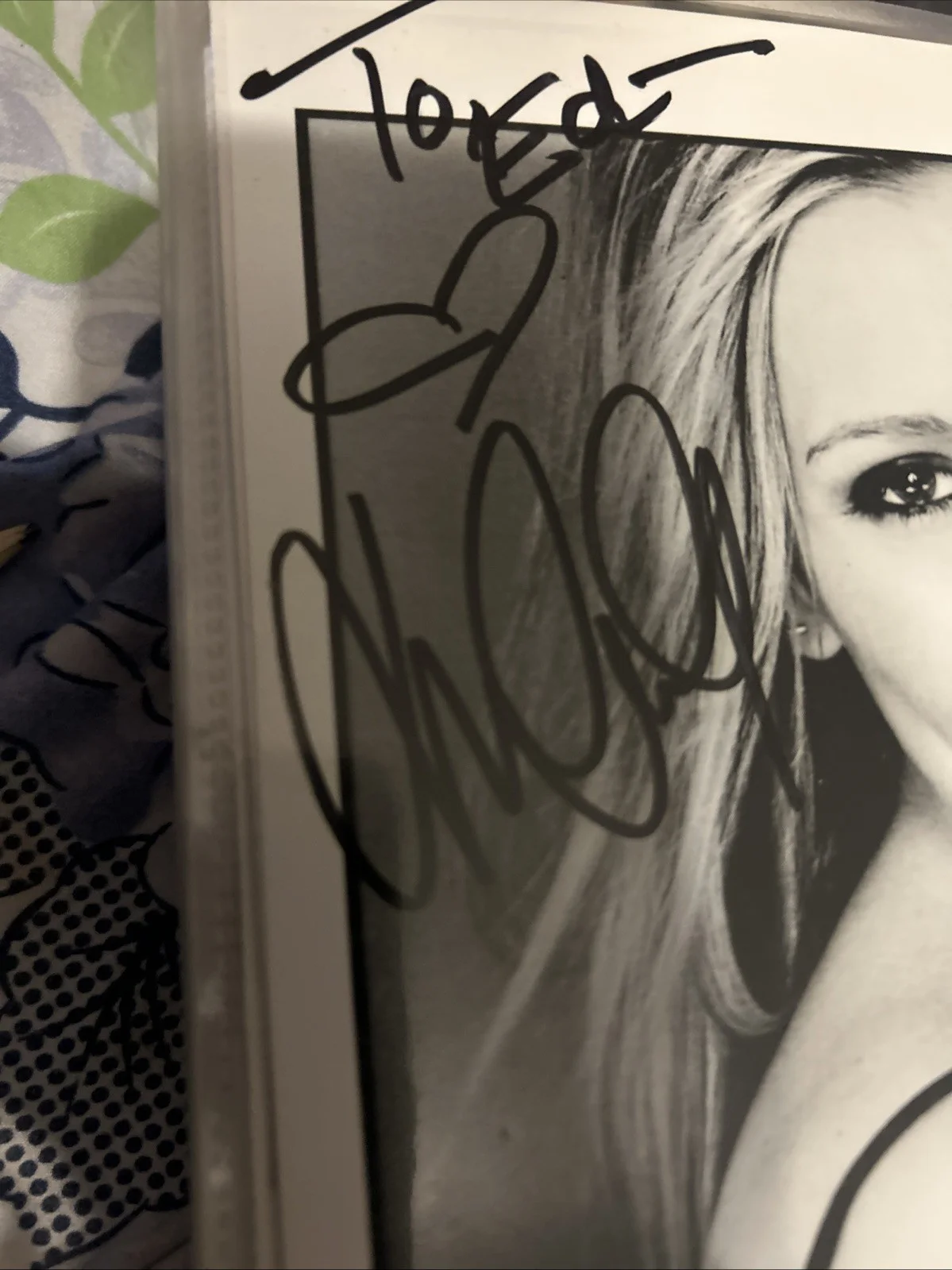 Katie Cassidy — Katie Cassidy Autographed 8 X 10 Black-And-White Photo, изображение 4