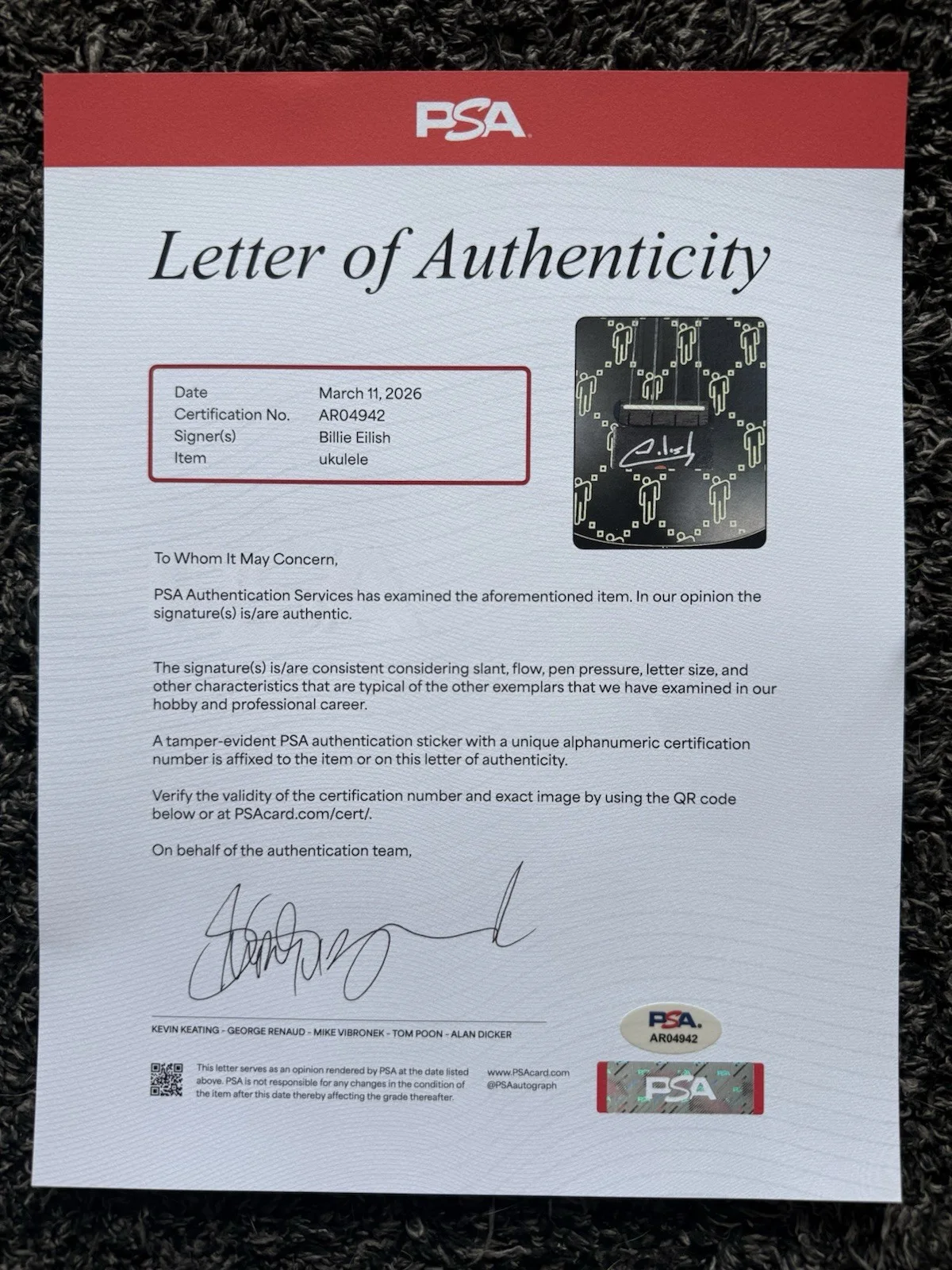 Billie Eilish — BILLIE EILISH SIGNED AUTOGRAPHED SIGNATURE FENDER UKULELE GUITAR BAD GUY PSA/DNA, изображение 2