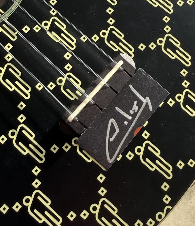 Billie Eilish — BILLIE EILISH SIGNED AUTOGRAPHED SIGNATURE FENDER UKULELE GUITAR BAD GUY PSA/DNA, изображение 3