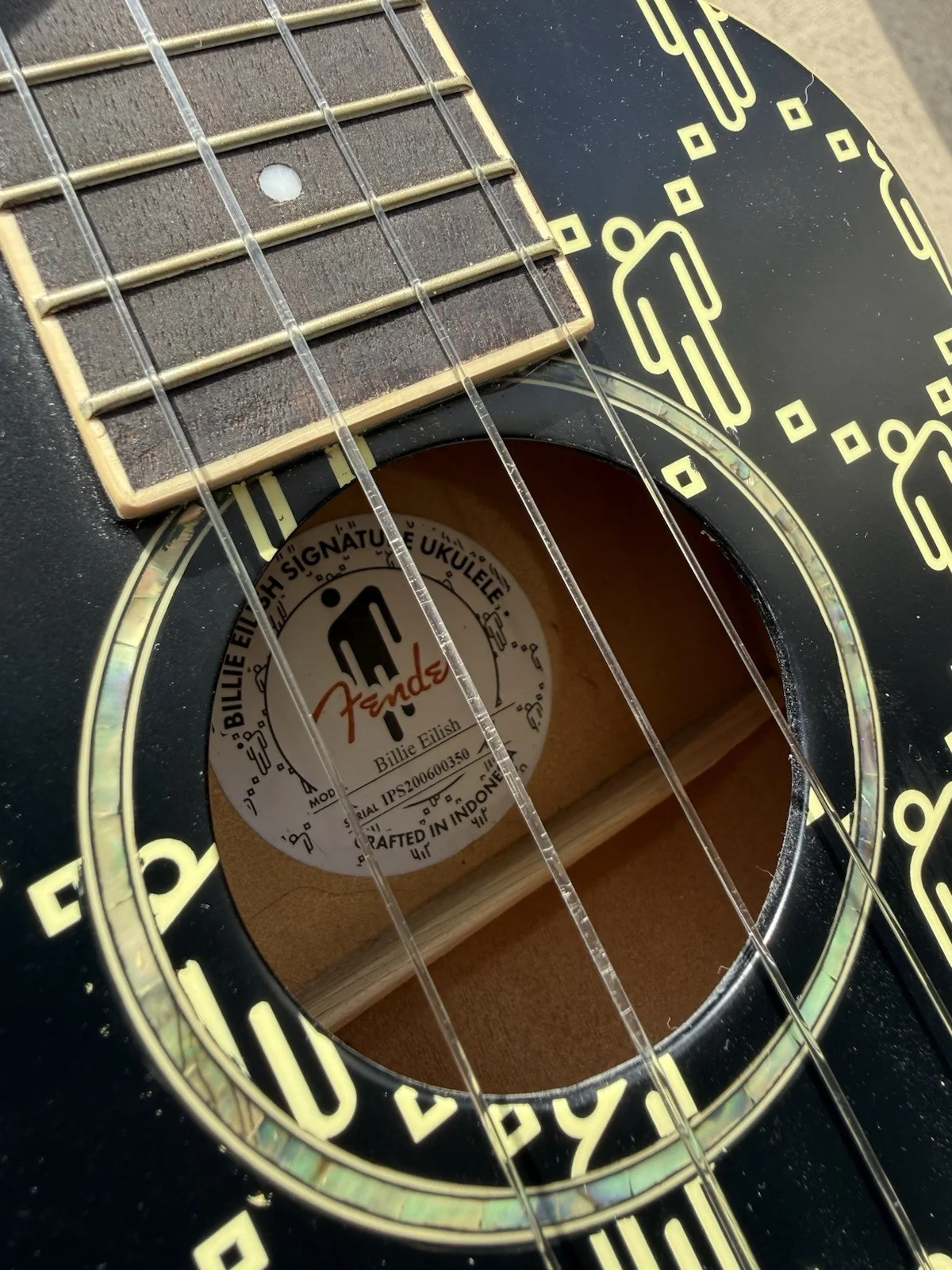 Billie Eilish — BILLIE EILISH SIGNED AUTOGRAPHED SIGNATURE FENDER UKULELE GUITAR BAD GUY PSA/DNA, изображение 4
