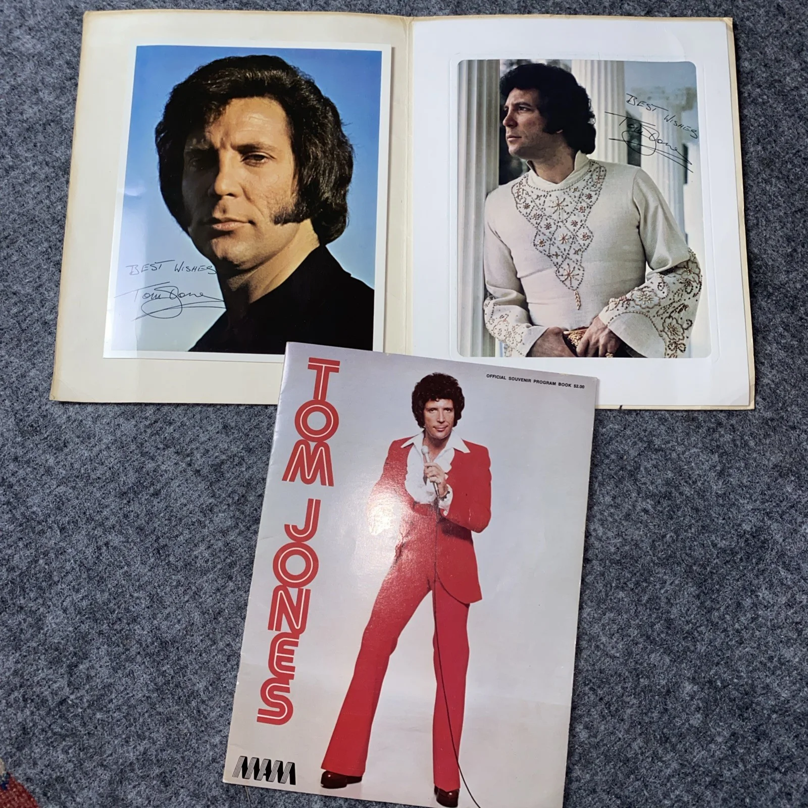 2 Signed Tom Jones 8x10 Autographed photos, Concert program 1970s Originals, изображение 2