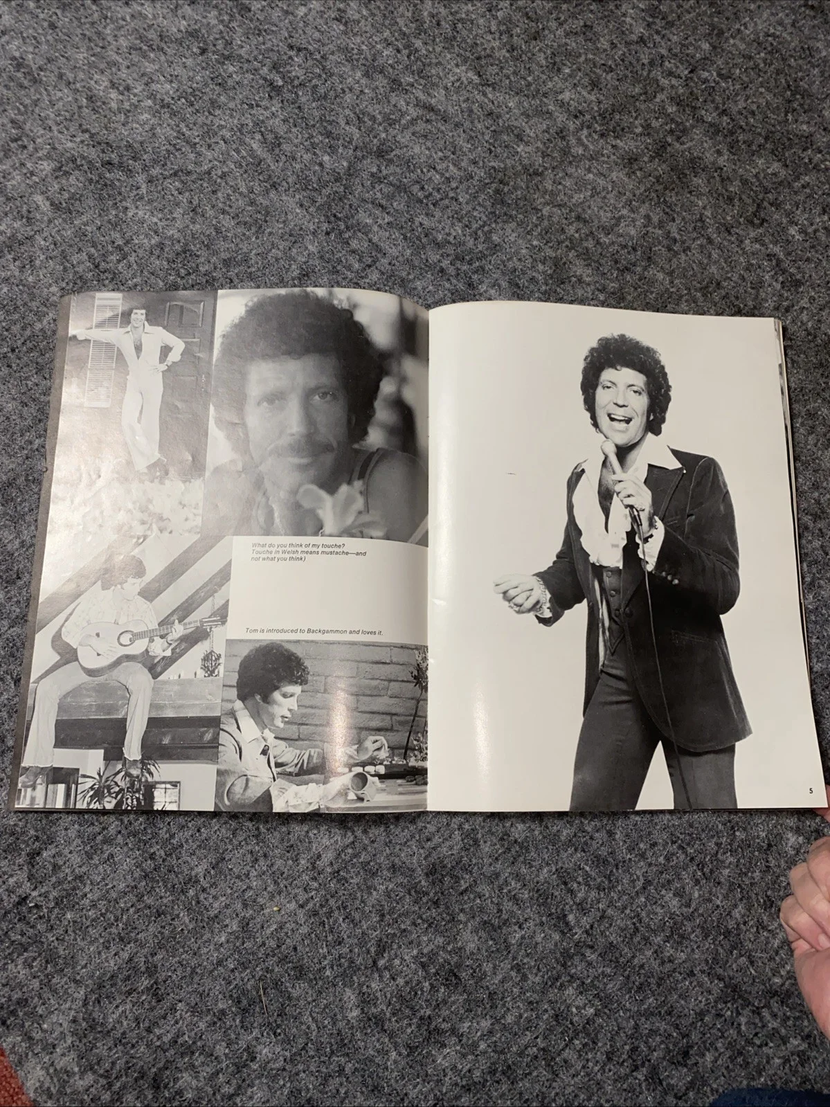 2 Signed Tom Jones 8x10 Autographed photos, Concert program 1970s Originals, изображение 4