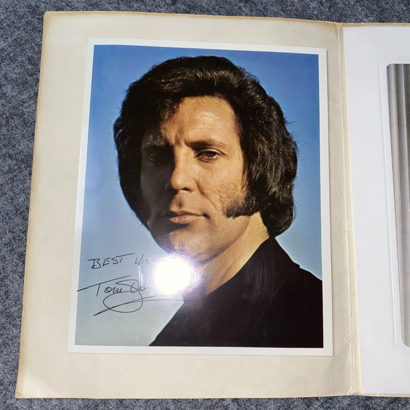 2 Signed Tom Jones 8x10 Autographed photos, Concert program 1970s Originals, изображение 5
