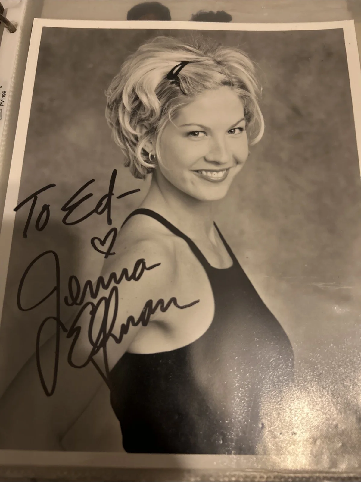 Jenna Elfman — Jenna Elfman Autographed 8x10 Black And White Photo, изображение 3