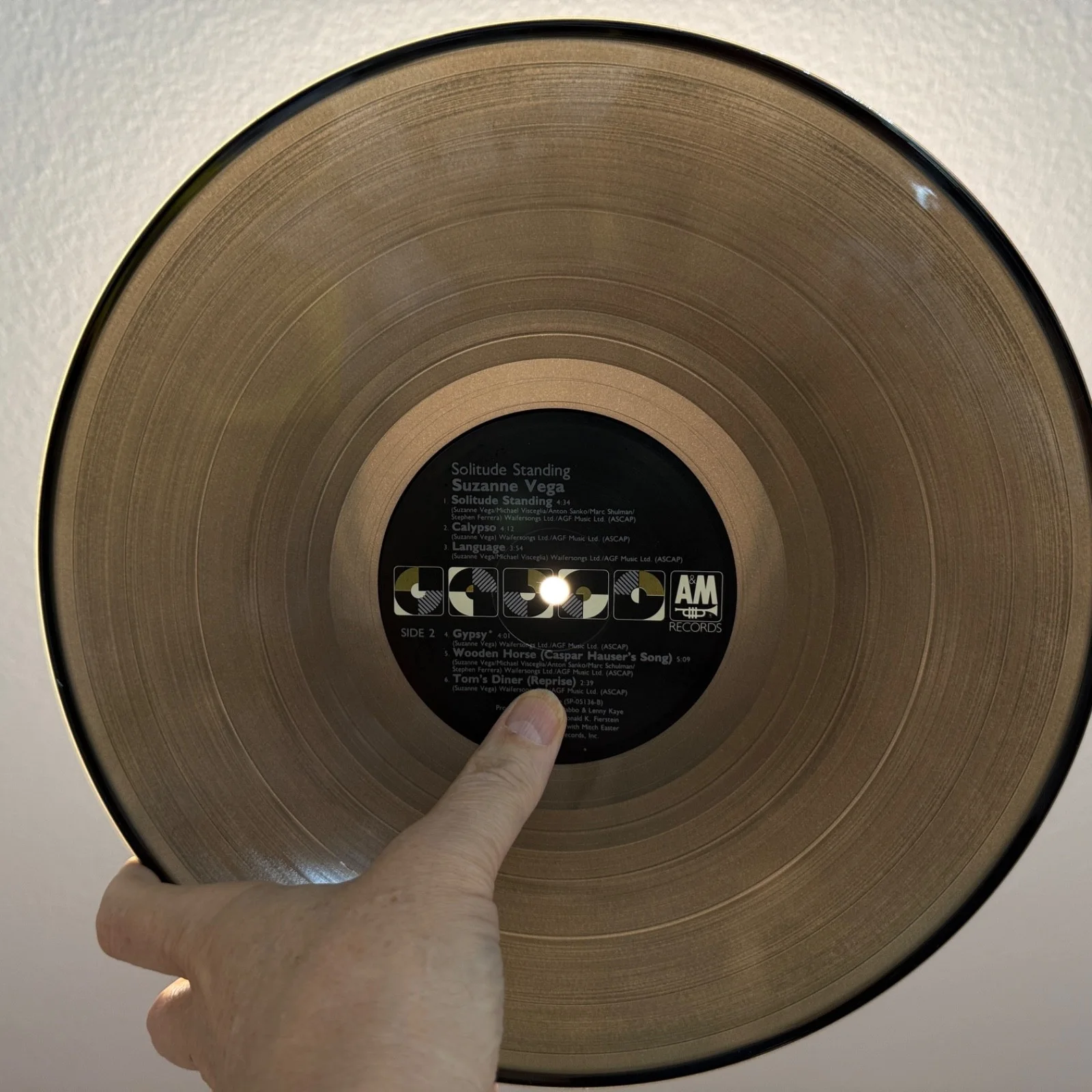 AUTOGRAPHED - SUZANNE VEGA "Solitude Standing" TRANSLUCENT vinyl record US PROMO, image 2