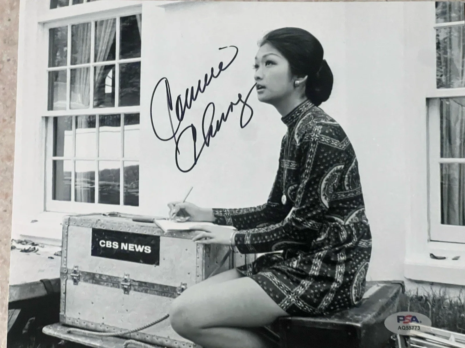 Connie Chung — Connie Chung Signed 8x10 B&W Photo PSA / DNA COA Autograph Auto CBS New Reporter, image 2