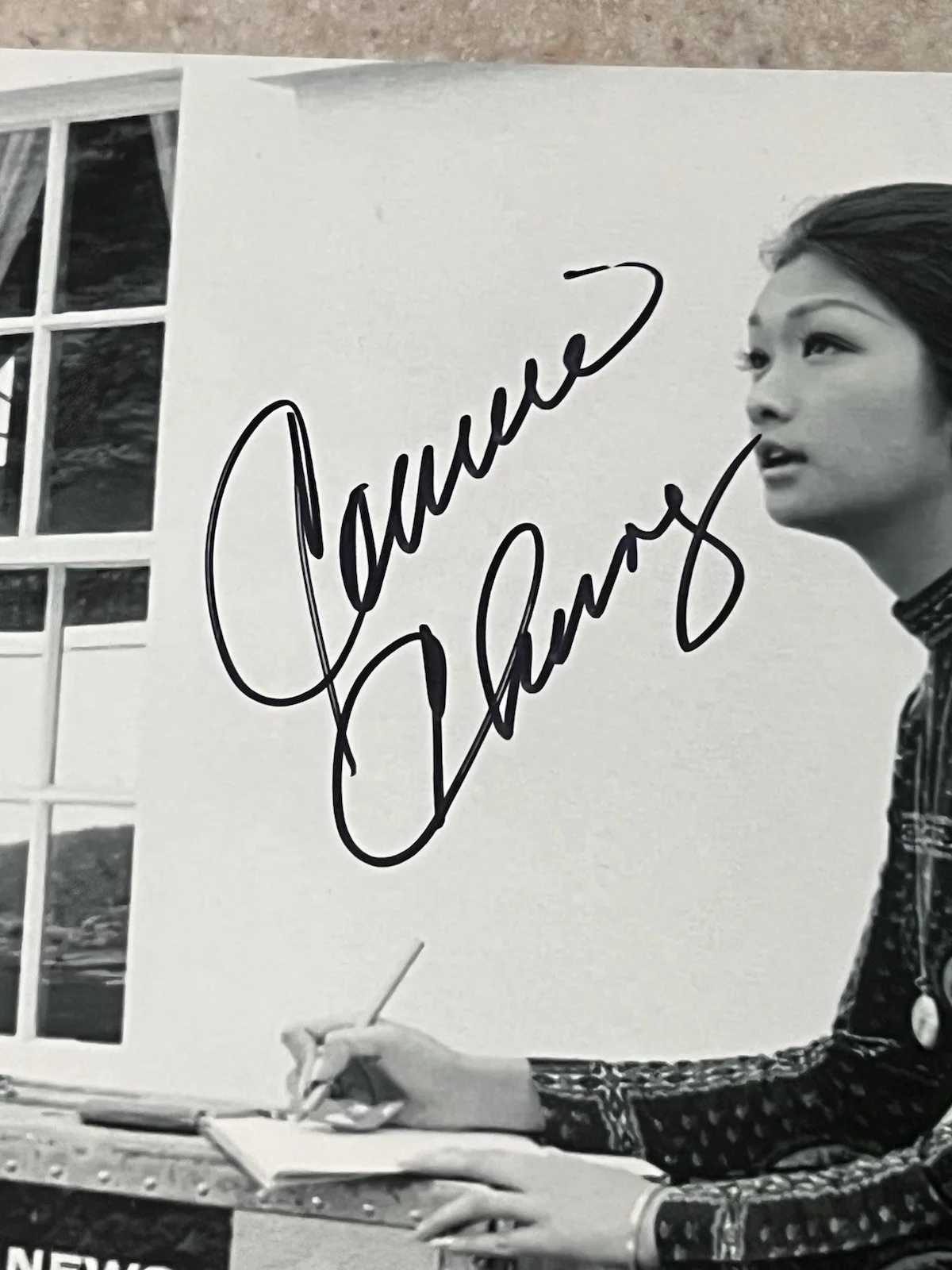 Connie Chung — Connie Chung Signed 8x10 B&W Photo PSA / DNA COA Autograph Auto CBS New Reporter, image 3