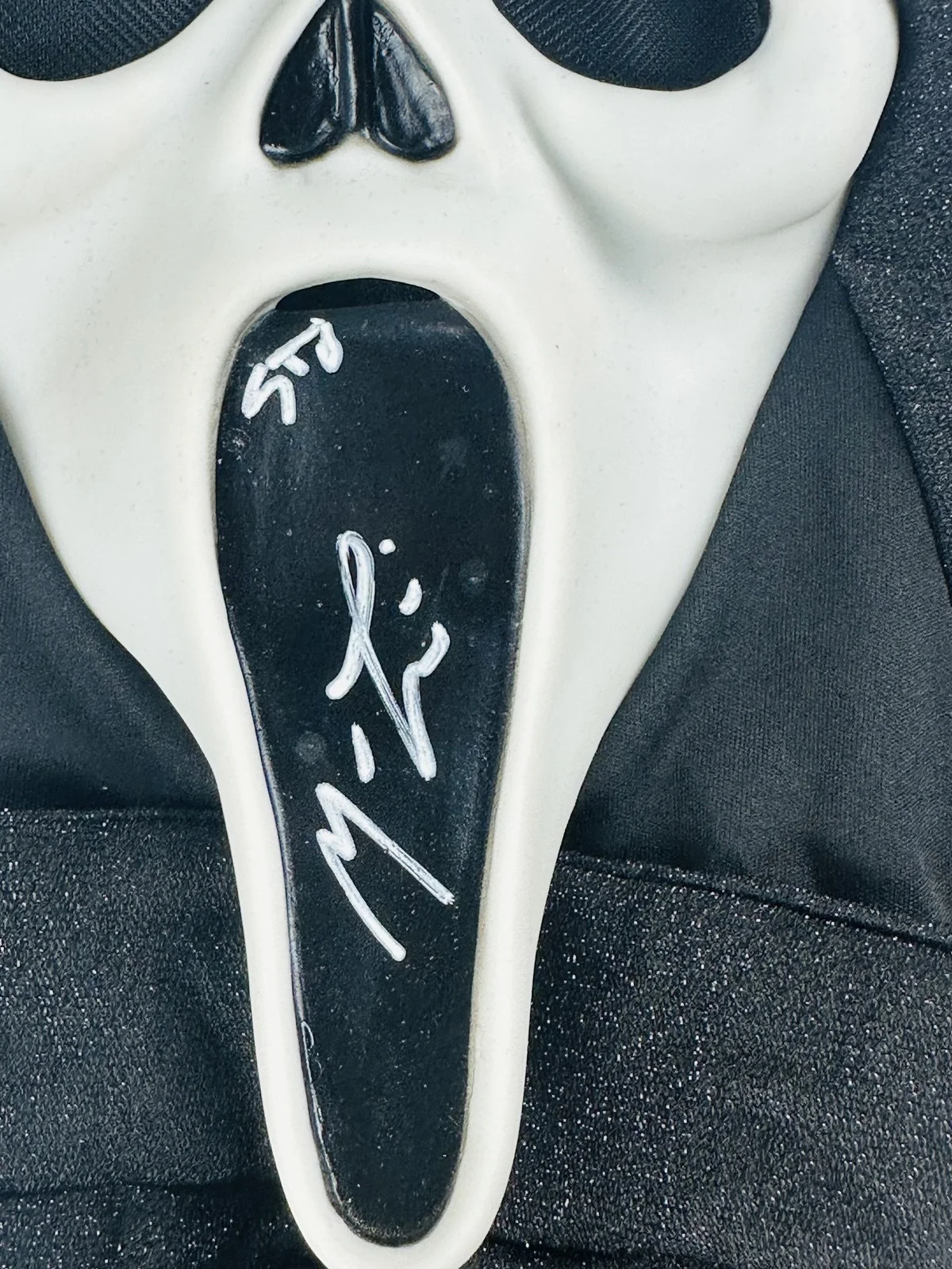 Matthew Lillard — Matthew Lillard signed Ghostface 25th anniversary mask Scream autograph BAS 608, image 2