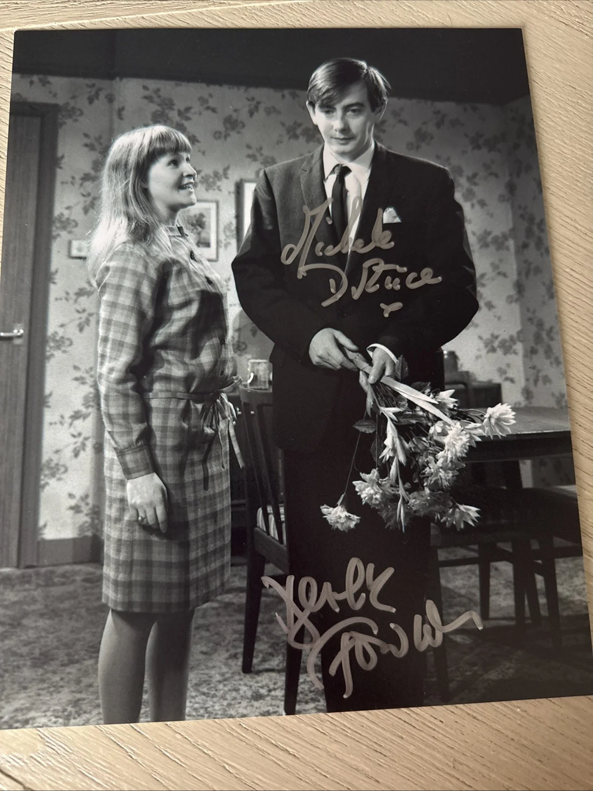 Michele Dotrice Derek Fowlds Signed Photo The Sad Smile of the Mona Lisa 1965, изображение 4