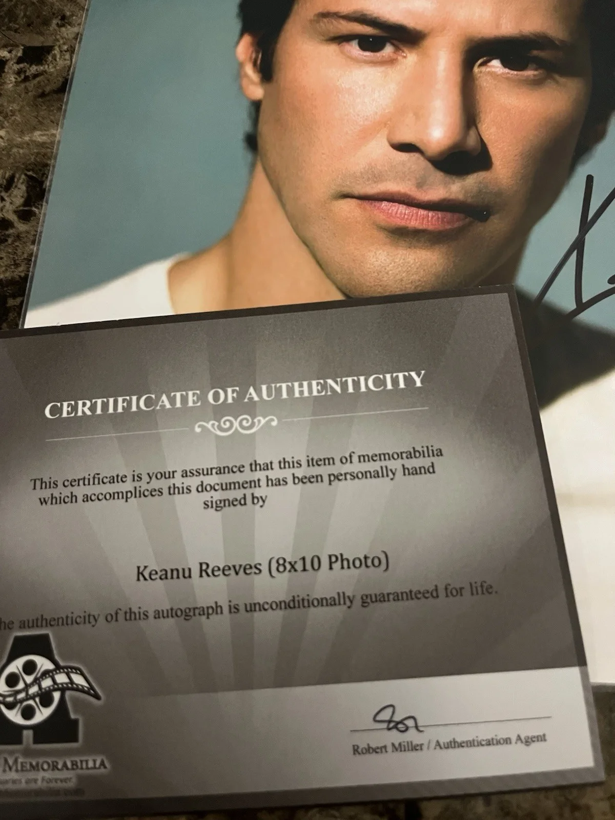 Keanu Reeves — Keanu Reeves Autographed Original 8x10 Photo Memorabilia Movies are Forever COA, изображение 2