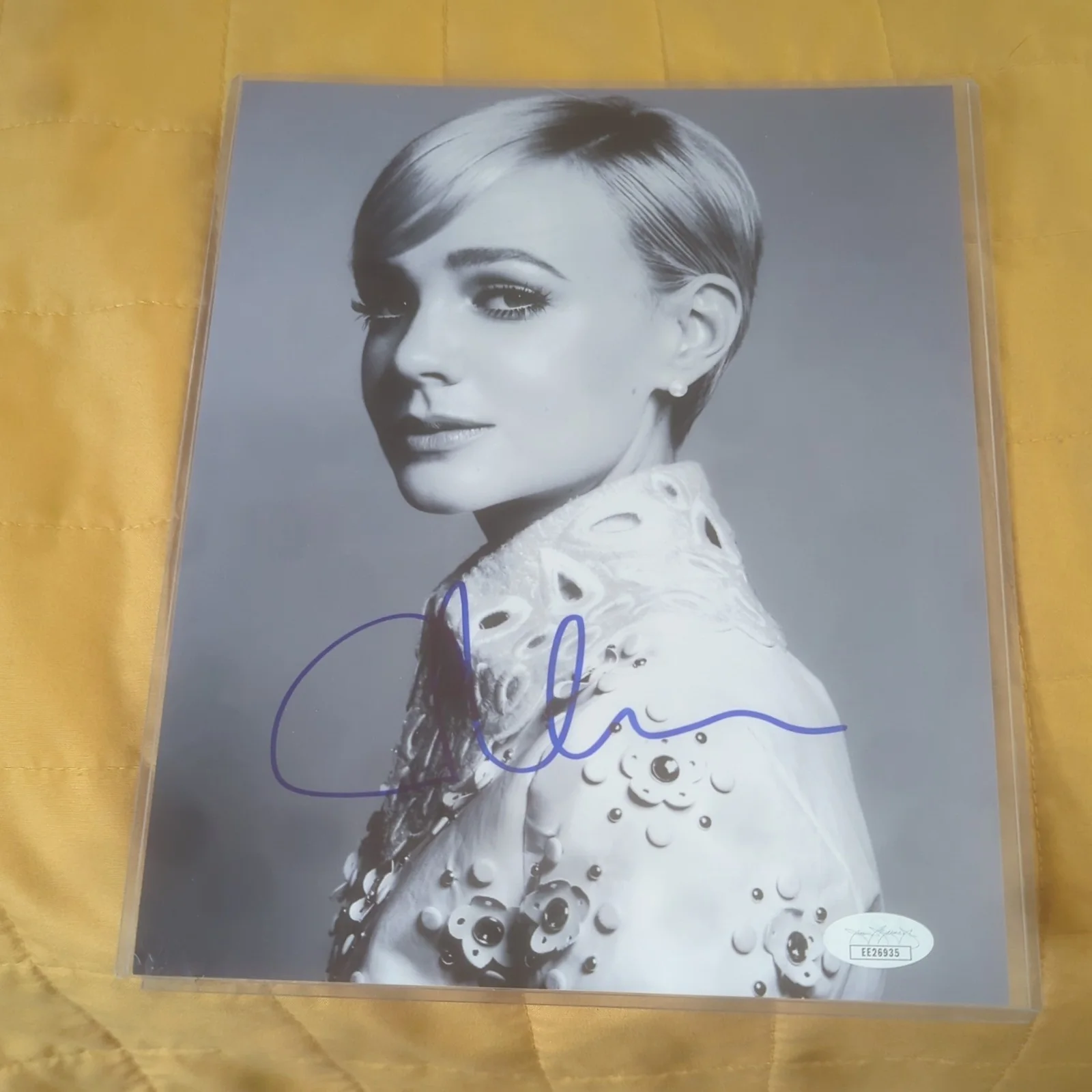 Carey Mulligan — CAREY MULLIGAN SIGNED AUTOGRAPH 8X10 PHOTO - Certificate of Authenticity