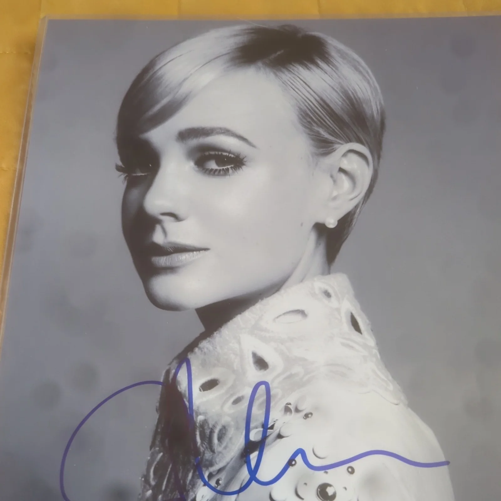 Carey Mulligan — CAREY MULLIGAN SIGNED AUTOGRAPH 8X10 PHOTO - Certificate of Authenticity, image 2