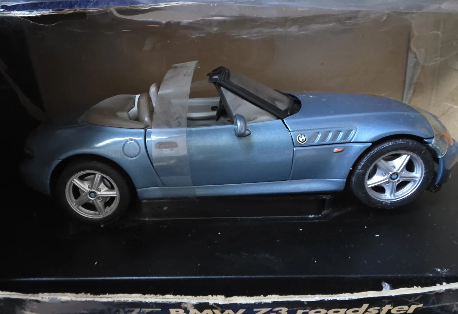 UT Models James Bond BMW Z3 1:18 scale model from the movie Goldeneye Die Cast, изображение 2