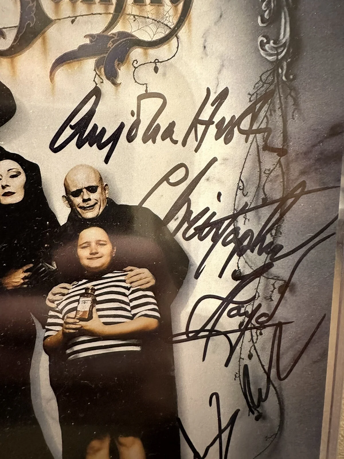Anjelica Huston, Christopher Lloyd, Christina Ricci, Jimmy Workma — THE ADDAMS FAMILY Cast Signed Huston, Lloyd, Ricci & Workman Photo Beckett COA, изображение 3